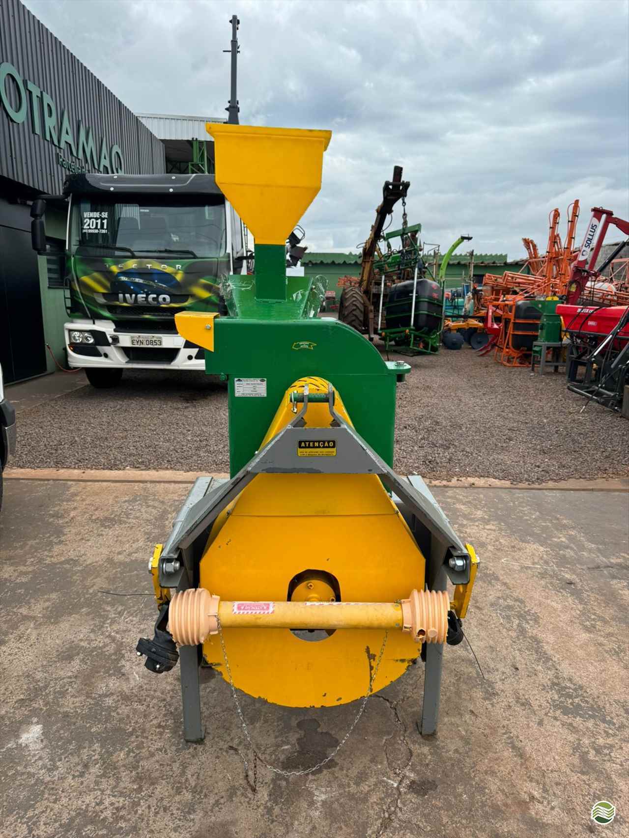 IMPLEMENTOS AGRICOLAS TRITURADOR FORRAGEIRO TRITURADOR PICADOR FORRAGEIRO Cotramaq Tratores GOIOERE PARANÁ PR